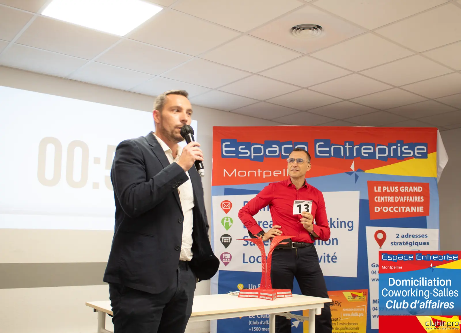 Afterwork Pitch Elevator Club LR septembre 2024 à Montpellier : entrepreneur au micro avec l'animateur pendant son pitch