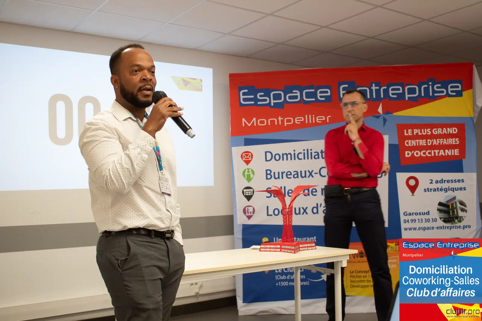 Afterwork Pitch Elevator Club LR septembre 2024 à Montpellier : entrepreneur au micro avec l'animateur pendant son pitch