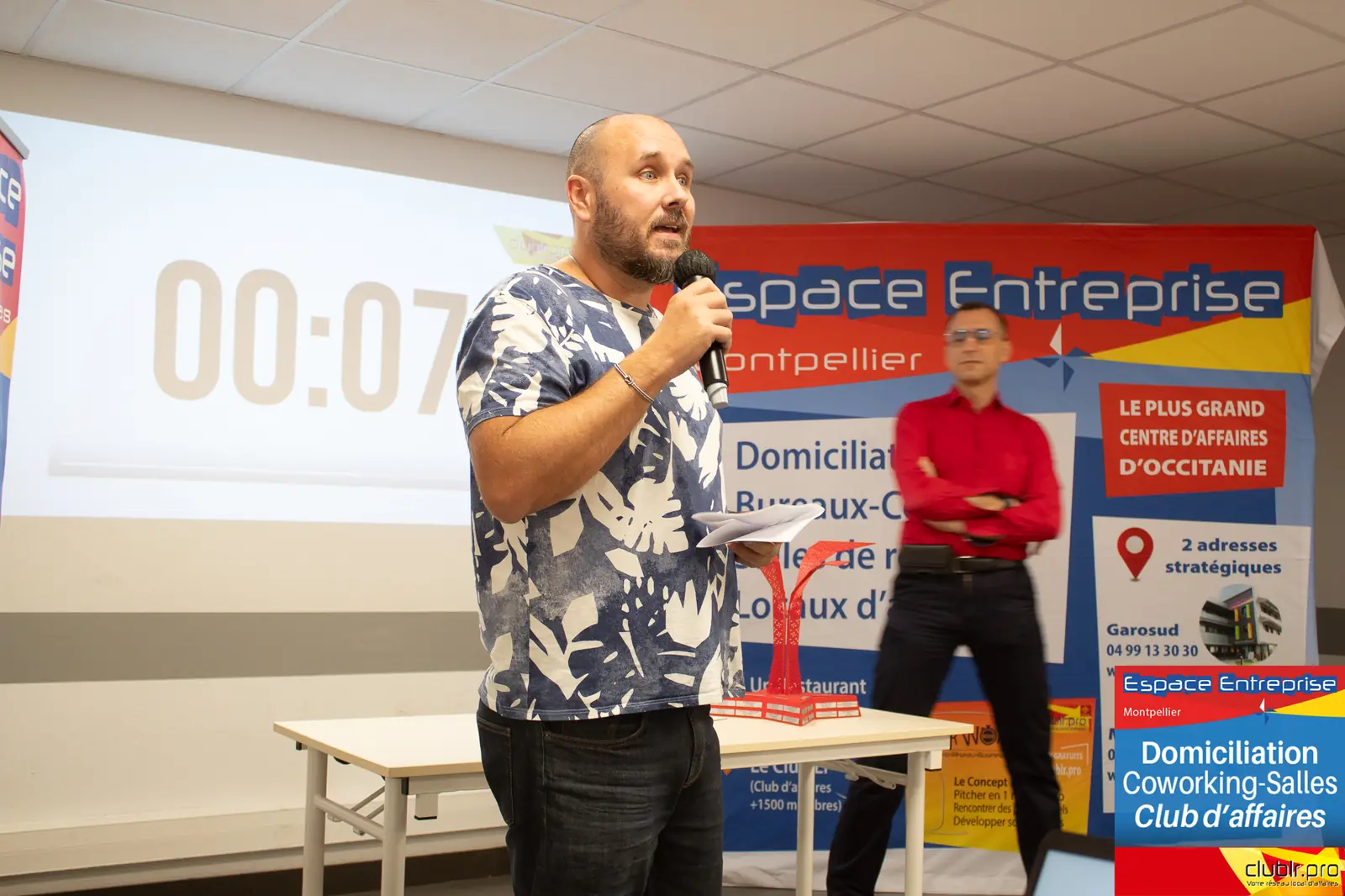 Afterwork Pitch Elevator Club LR septembre 2024 à Montpellier : entrepreneur au micro avec l'animateur pendant son pitch