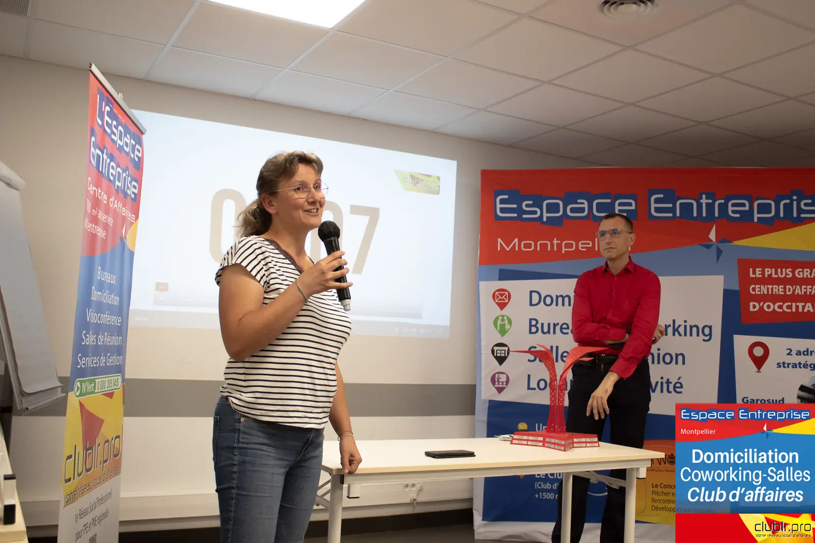 Afterwork Pitch Elevator Club LR septembre 2024 à Montpellier : entrepreneur au micro avec l'animateur pendant son pitch