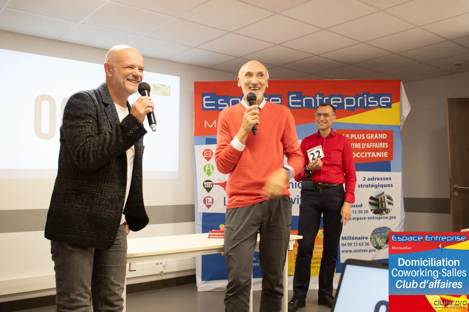 Afterwork Pitch Elevator Club LR septembre 2024 à Montpellier : entrepreneur au micro avec l'animateur pendant son pitch