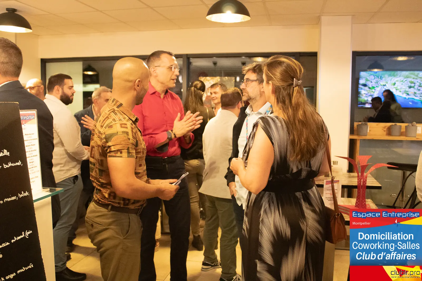 Afterwork Pitch Elevator Club LR septembre 2024 à Montpellier : moment de networking entre les participants
