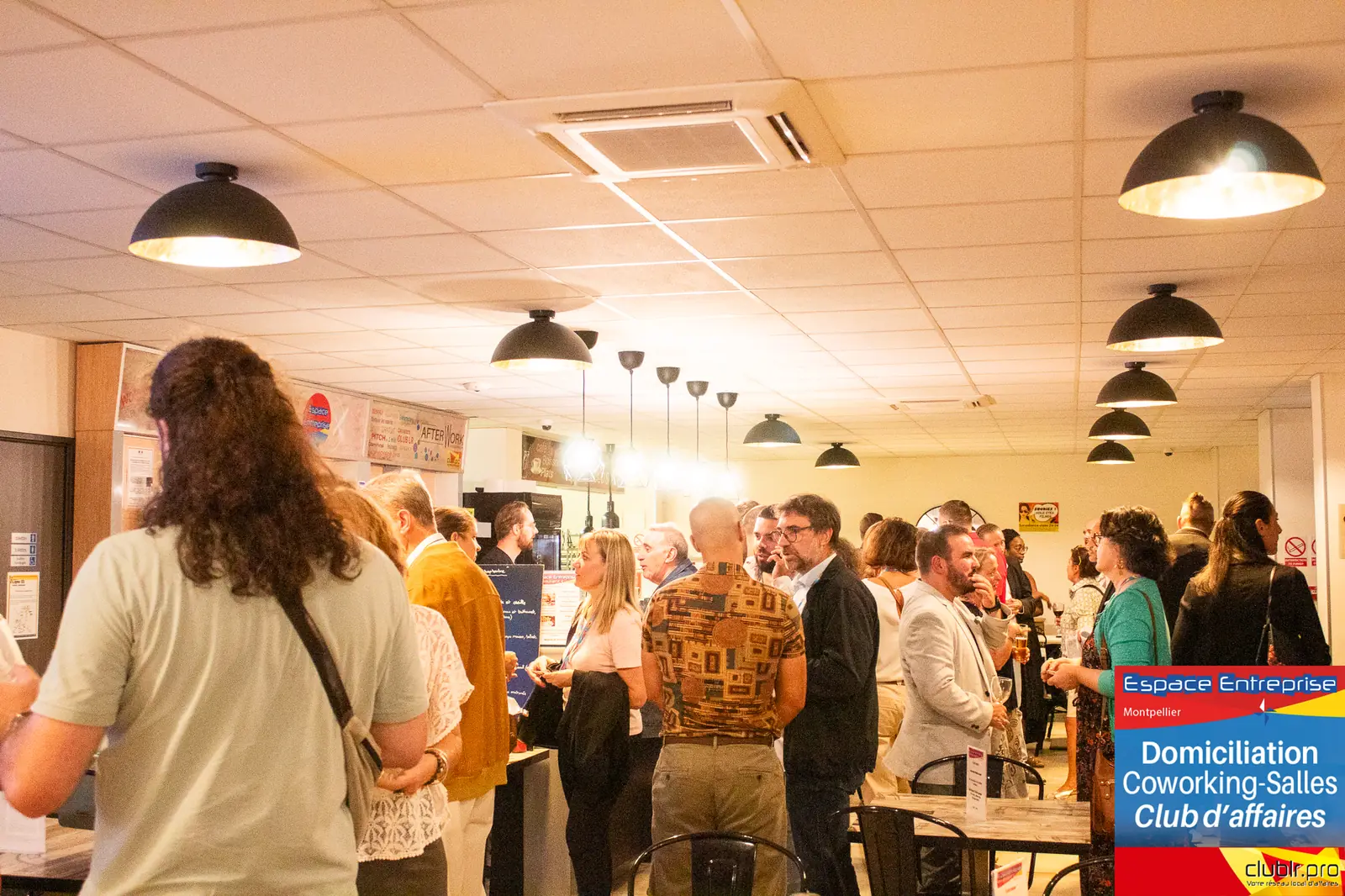 Afterwork Pitch Elevator Club LR septembre 2024 à Montpellier : moment de networking entre les participants
