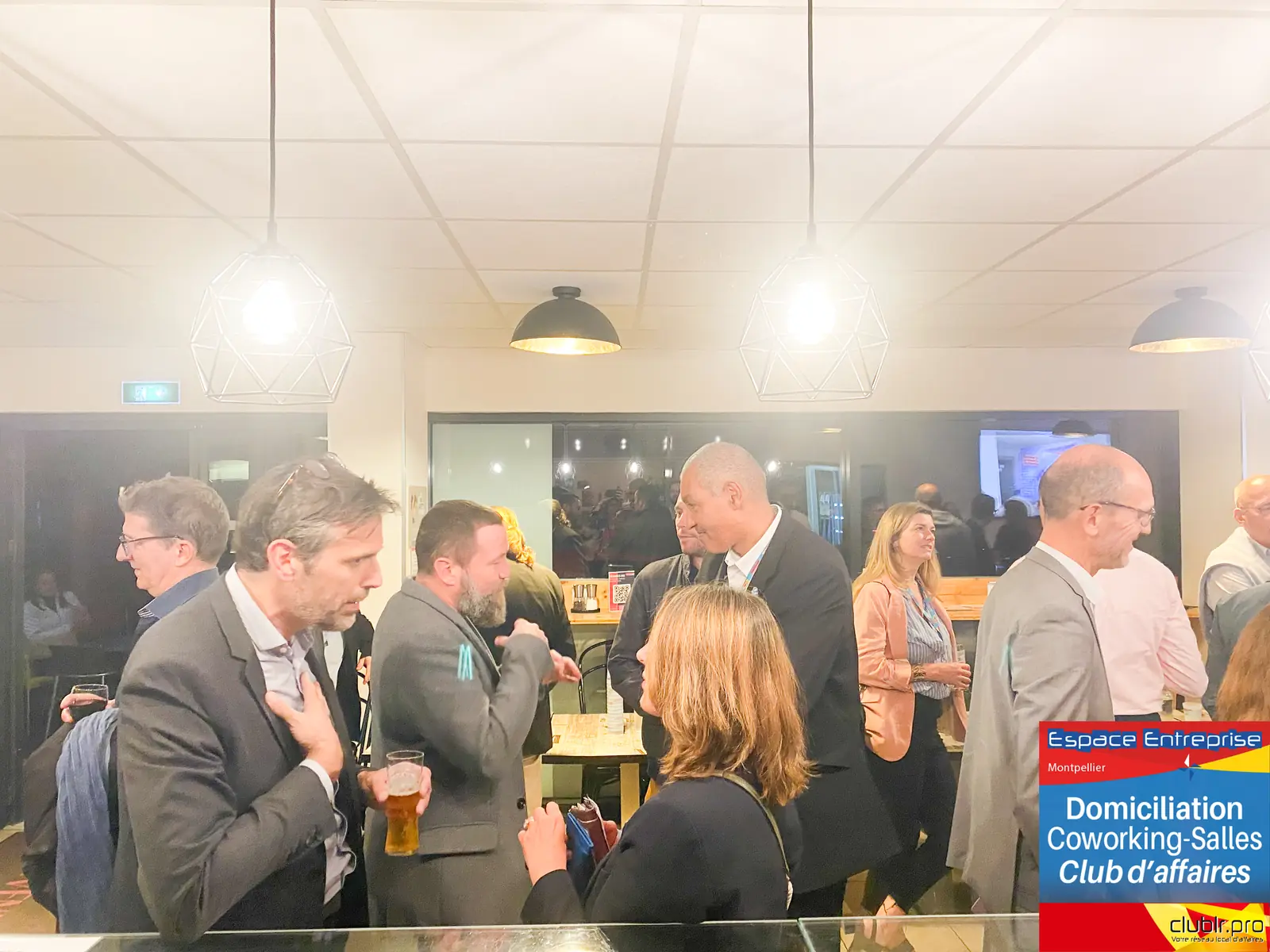 Afterwork Pitch Elevator Club LR octobre 2024 à Montpellier : moment de networking entre les participants