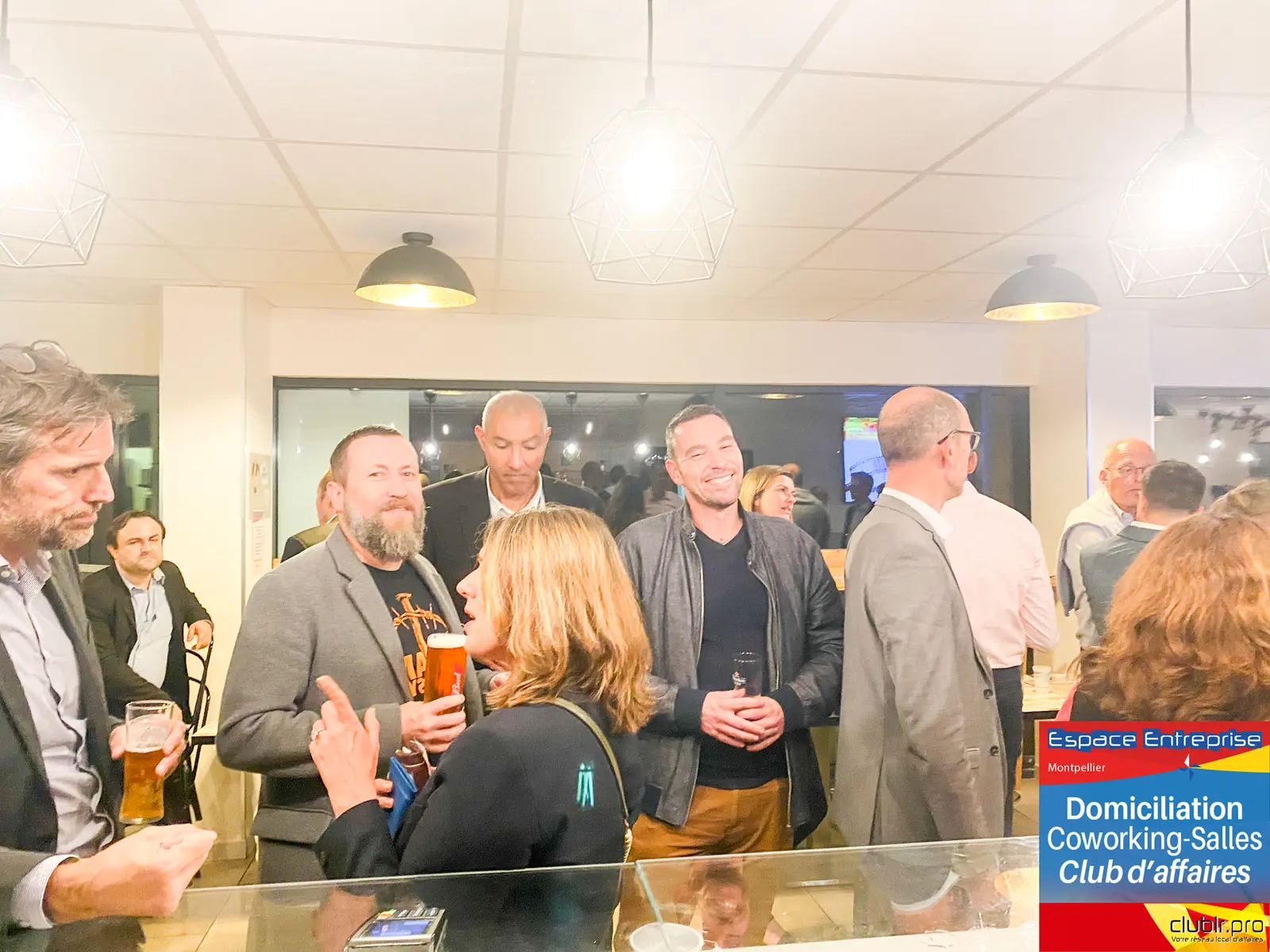 Afterwork Pitch Elevator Club LR octobre 2024 à Montpellier : moment de networking entre les participants