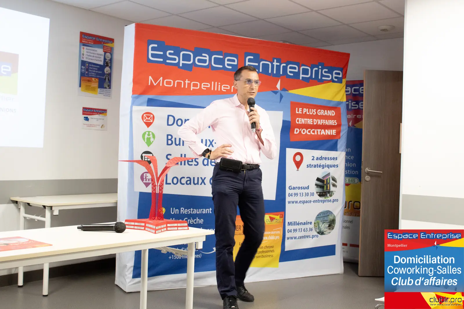 Afterwork Pitch Elevator Club LR octobre 2024 à Montpellier : pitcheur au micro devant les participants
