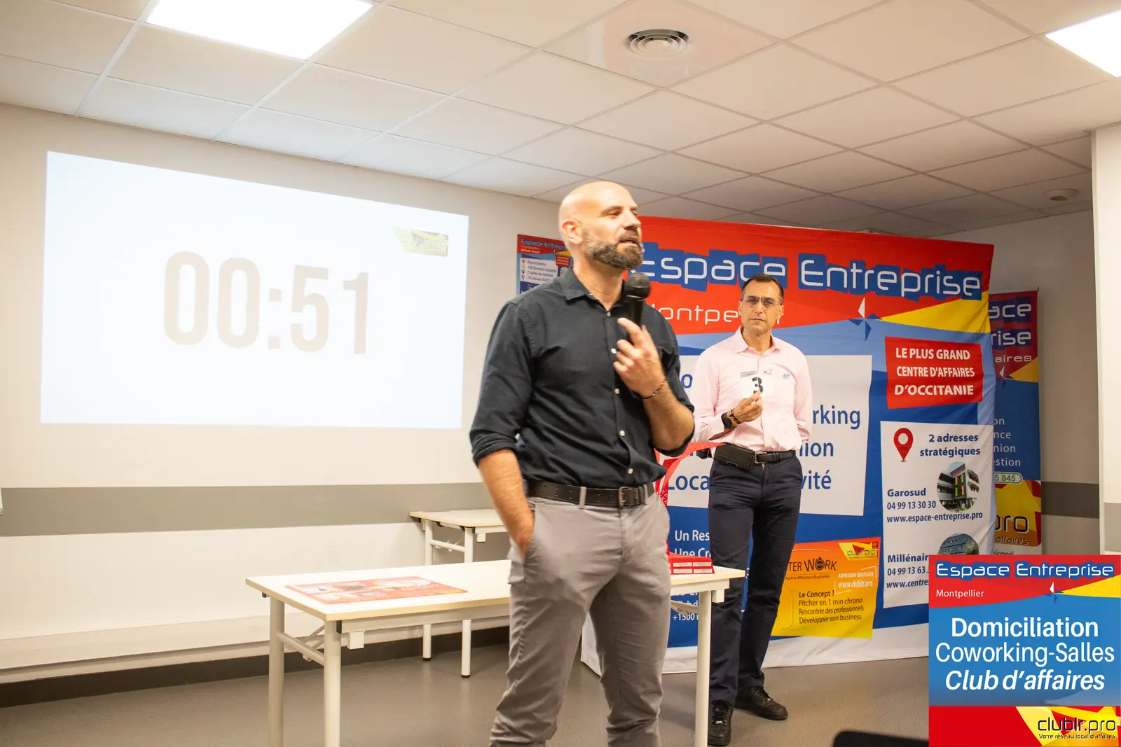 Afterwork Pitch Elevator Club LR octobre 2024 à Montpellier : pitcheur au micro devant les participants