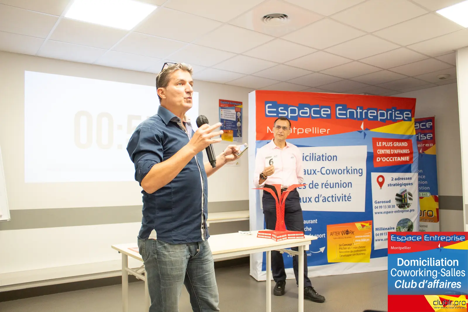 Afterwork Pitch Elevator Club LR octobre 2024 à Montpellier : pitcheur au micro devant les participants