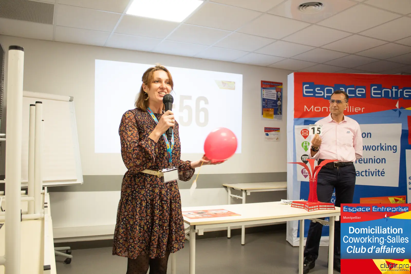 Afterwork Pitch Elevator Club LR octobre 2024 à Montpellier : pitcheur au micro devant les participants
