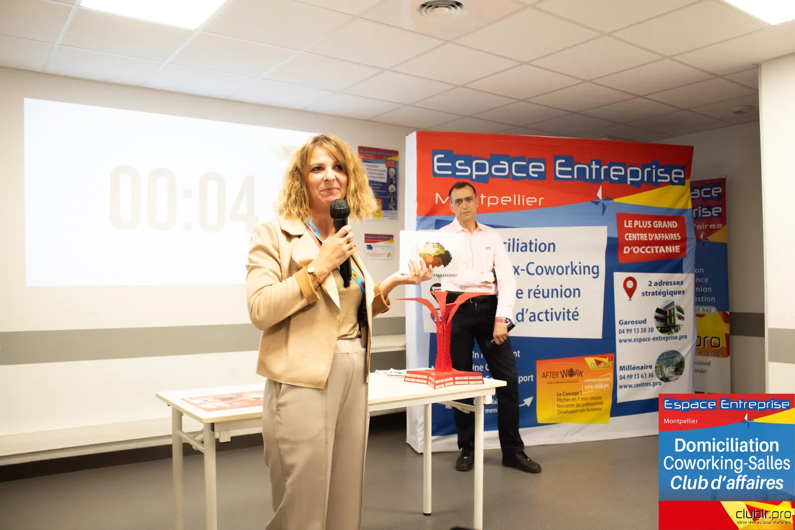 Afterwork Pitch Elevator Club LR octobre 2024 à Montpellier : pitcheur au micro devant les participants