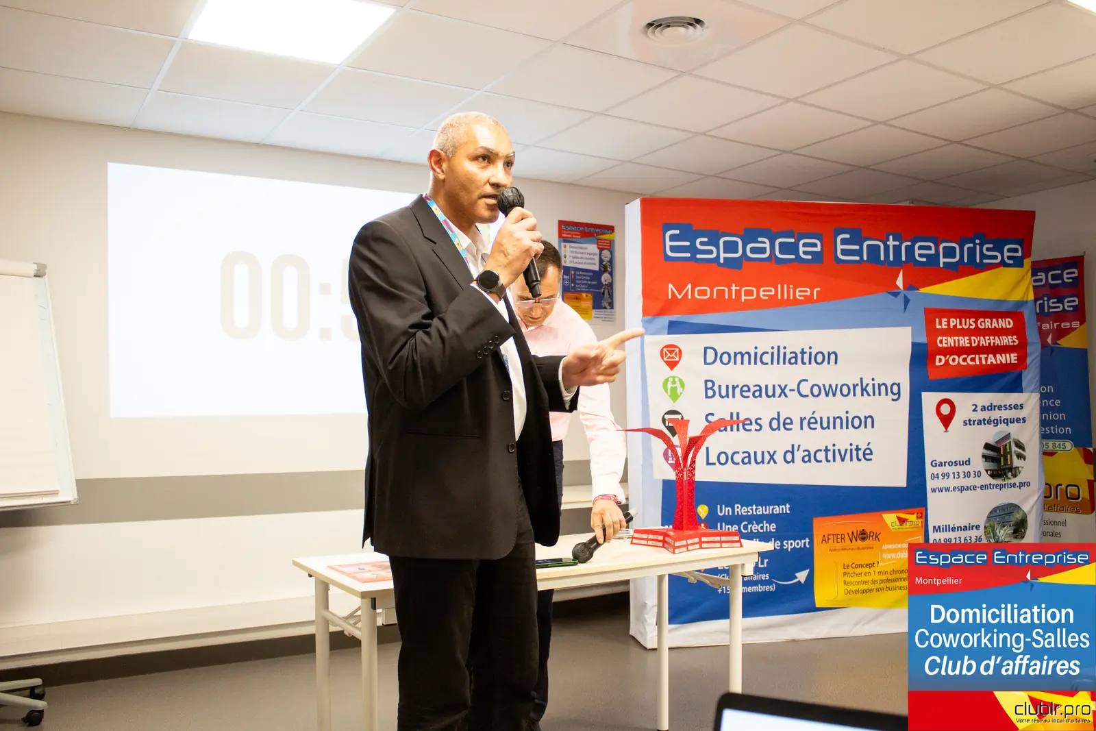 Afterwork Pitch Elevator Club LR octobre 2024 à Montpellier : pitcheur au micro devant les participants
