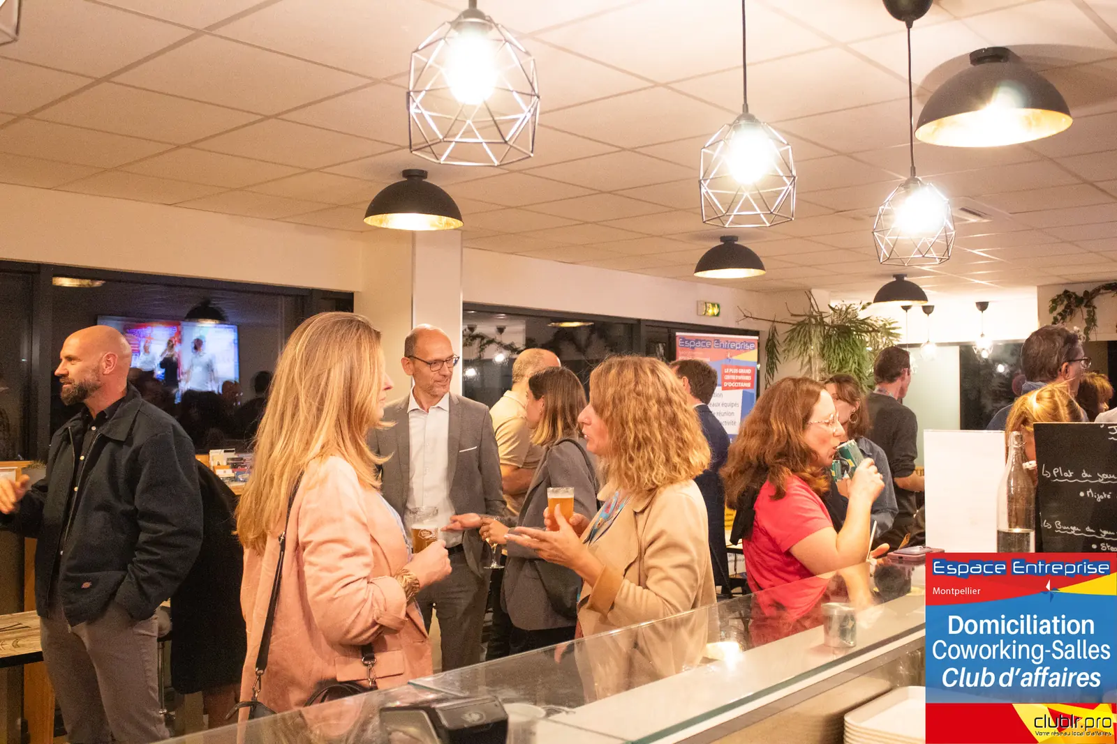 Afterwork Pitch Elevator Club LR octobre 2024 à Montpellier : moment de networking entre les participants