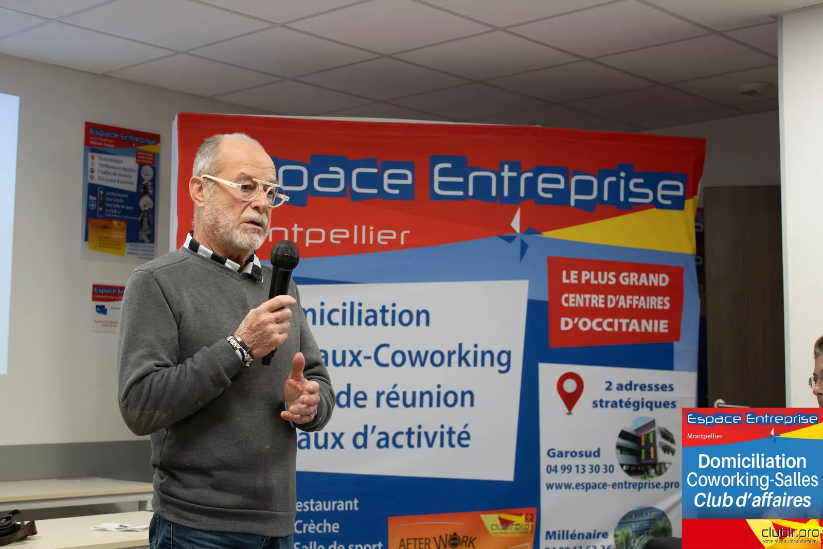 Afterwork Pitch Elevator Club LR novembre 2024 à Montpellier : pitcheur au micro devant les participants