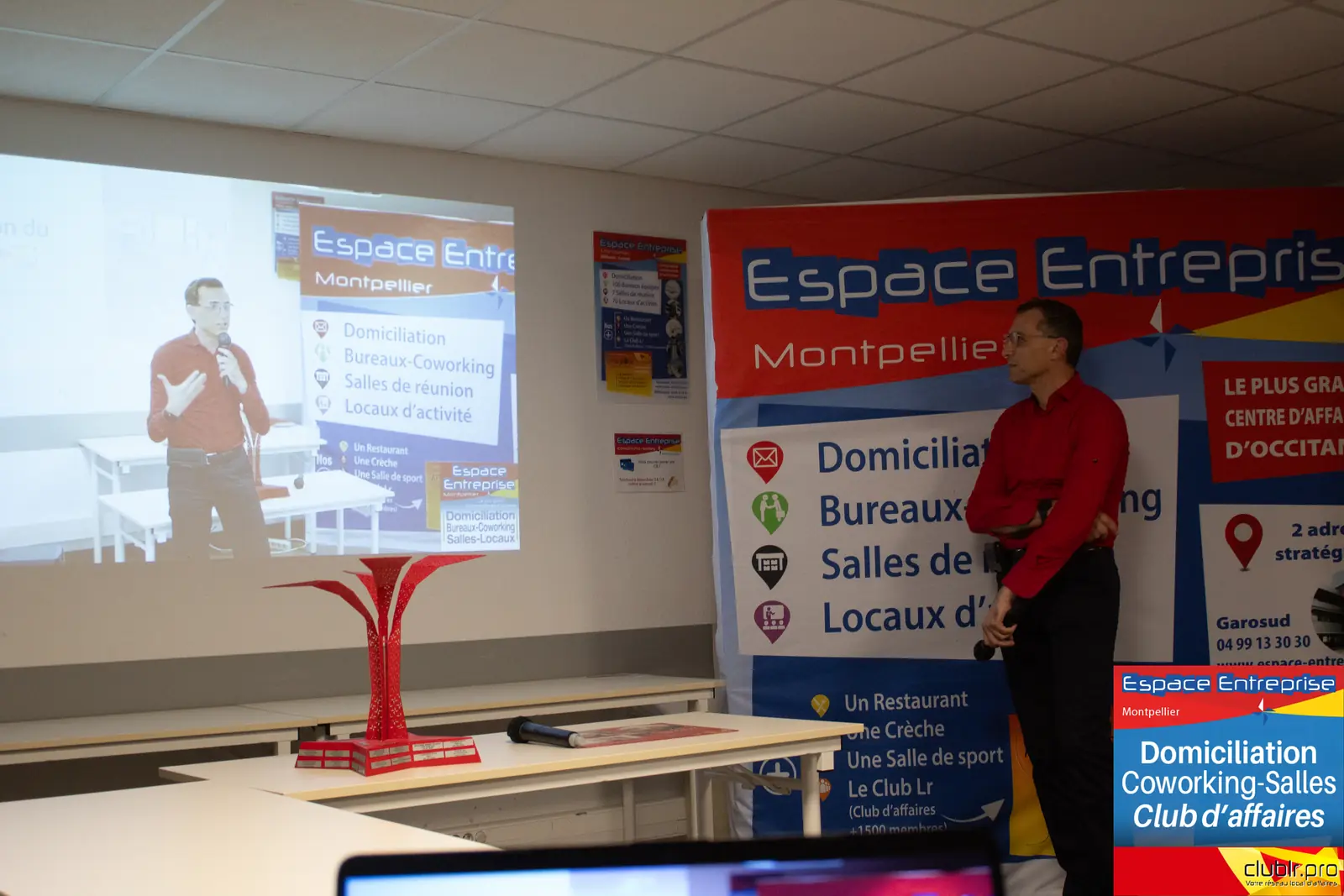 Afterwork Pitch Elevator Club LR novembre 2024 à Montpellier : pitcheur au micro devant les participants