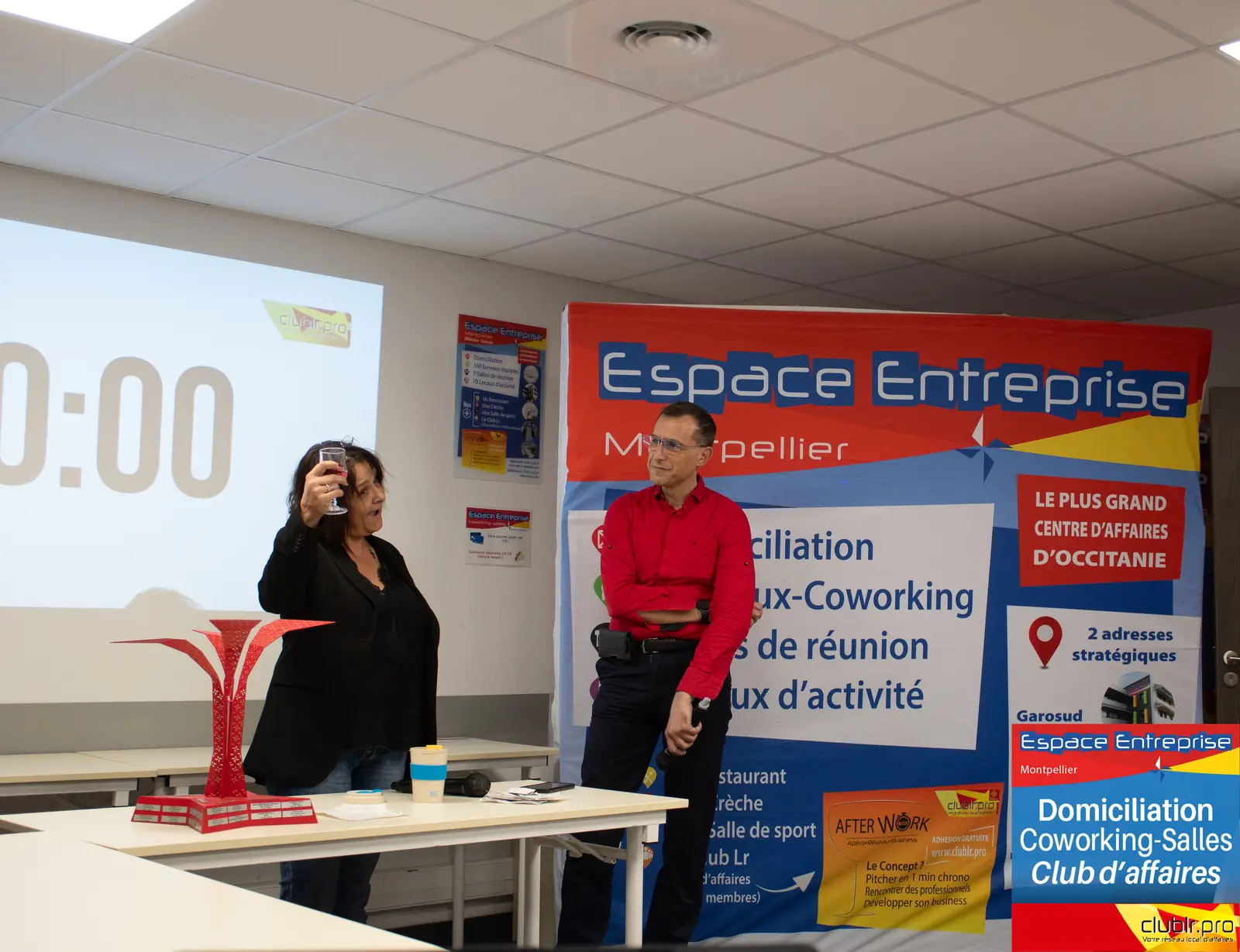 Afterwork Pitch Elevator Club LR novembre 2024 à Montpellier : pitcheur au micro devant les participants