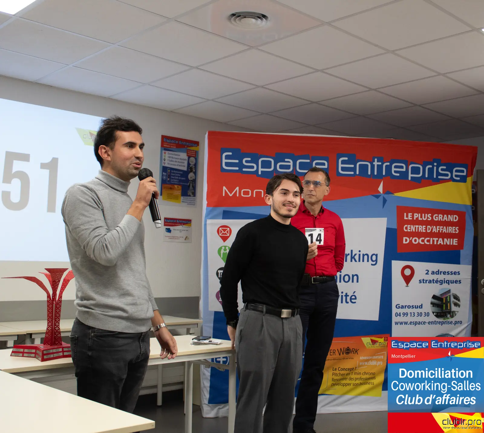 Afterwork Pitch Elevator Club LR novembre 2024 à Montpellier : pitcheur au micro devant les participants