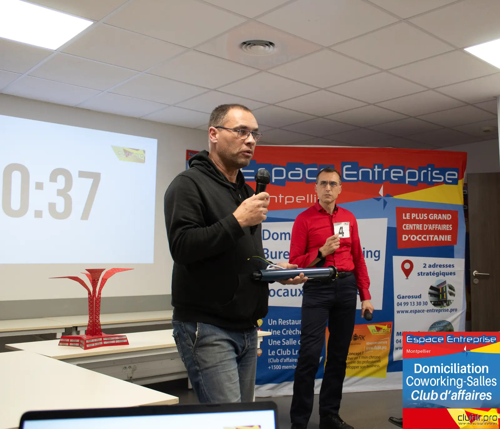 Afterwork Pitch Elevator Club LR novembre 2024 à Montpellier : pitcheur au micro devant les participants