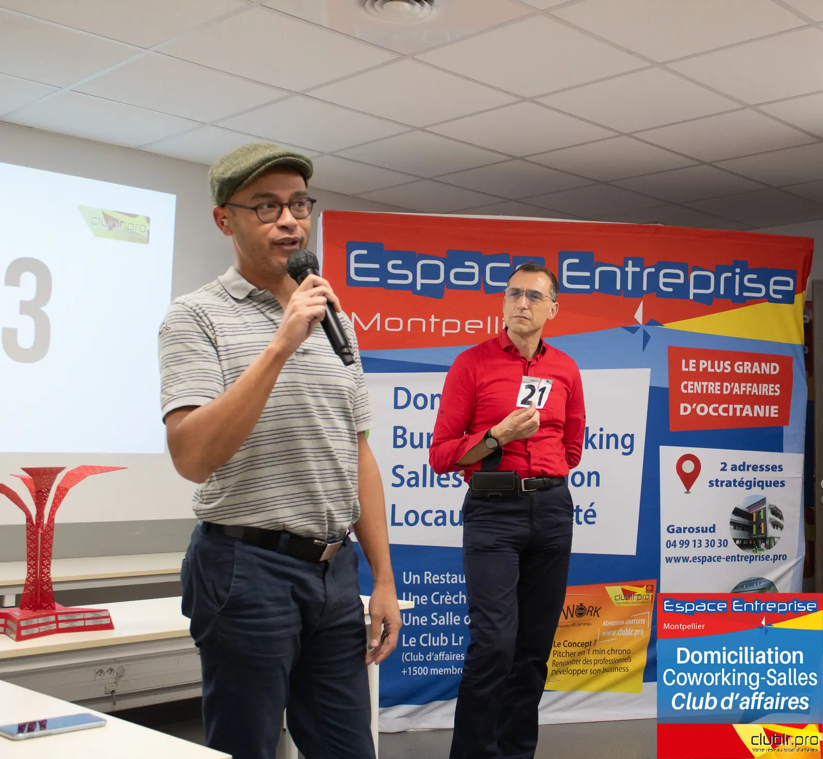 Afterwork Pitch Elevator Club LR novembre 2024 à Montpellier : pitcheur au micro devant les participants
