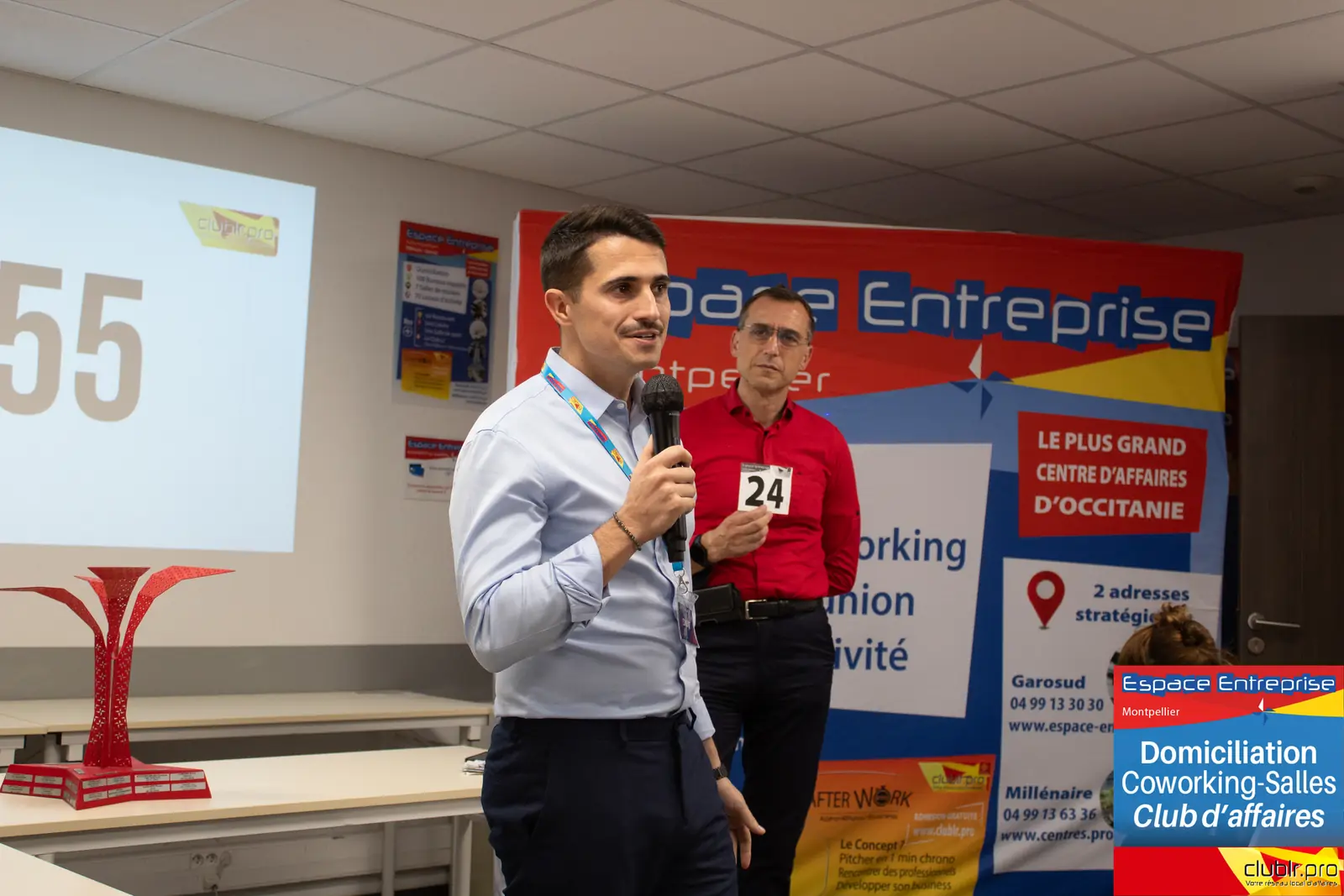 Afterwork Pitch Elevator Club LR novembre 2024 à Montpellier : pitcheur au micro devant les participants