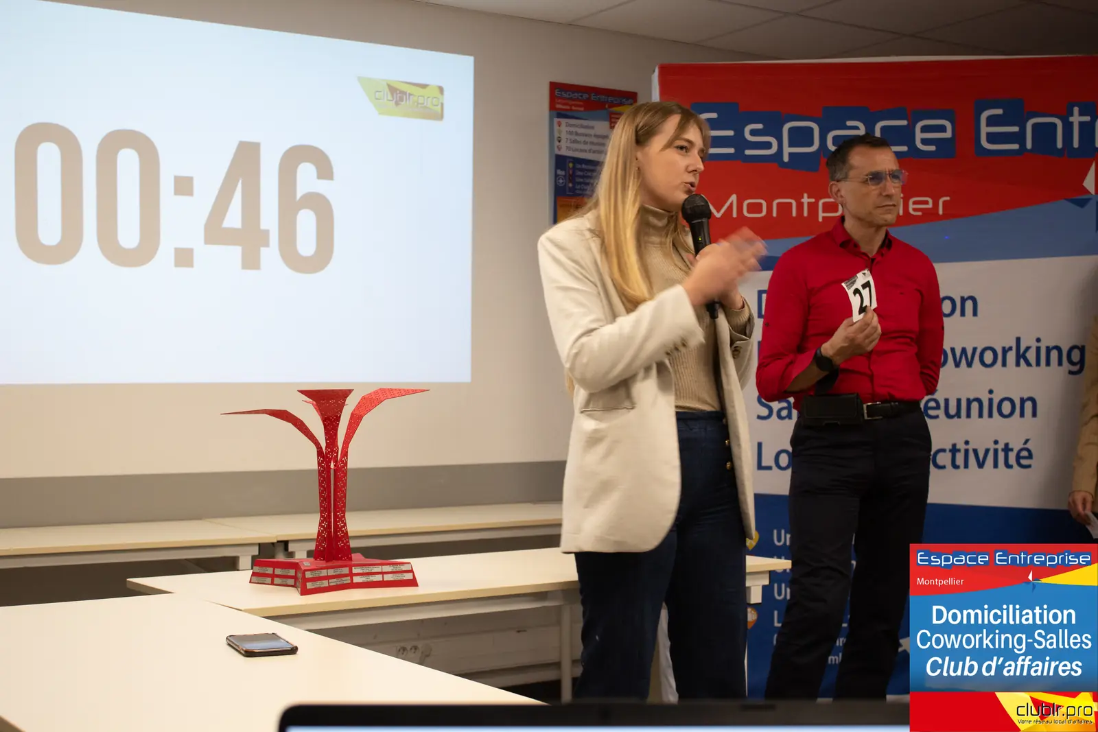 Afterwork Pitch Elevator Club LR novembre 2024 à Montpellier : pitcheur au micro devant les participants