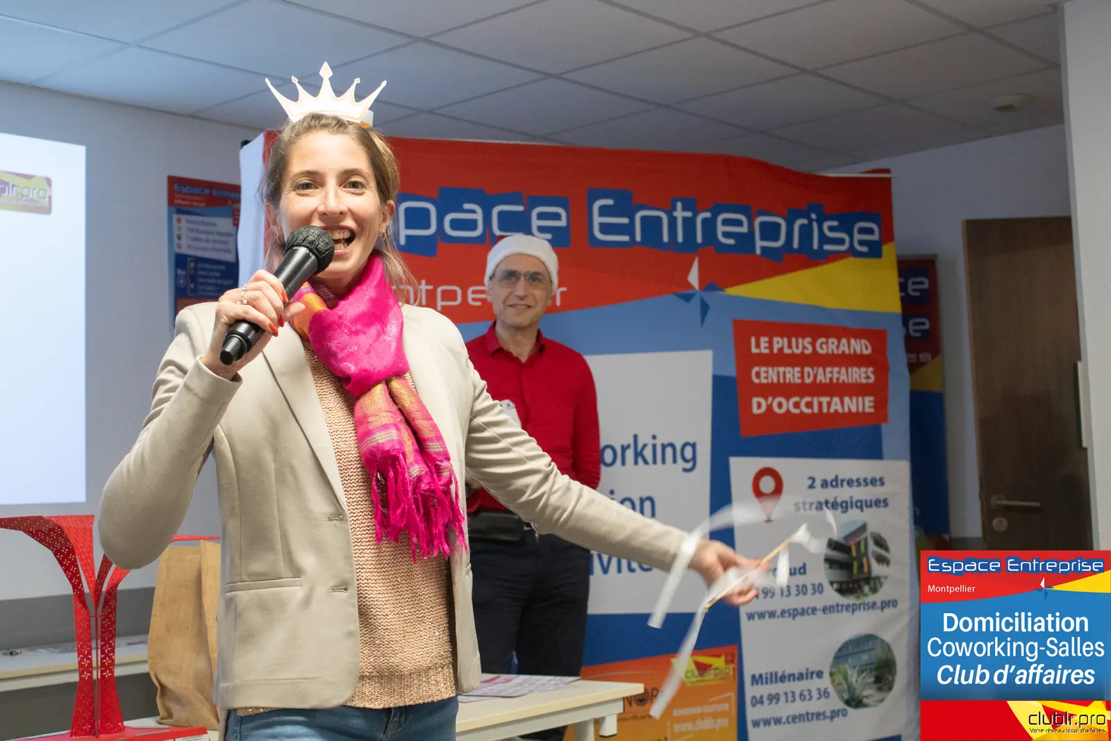 Afterwork Pitch Elevator Club LR décembre 2024 à Montpellier : pitcheur au micro devant les participants