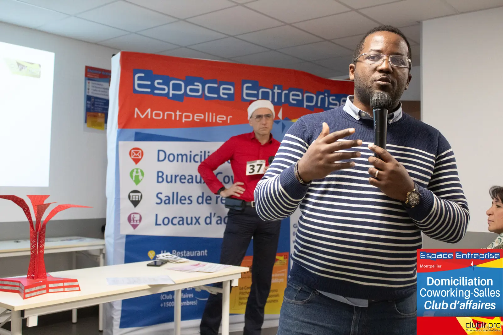 Afterwork Pitch Elevator Club LR décembre 2024 à Montpellier : pitcheur au micro devant les participants