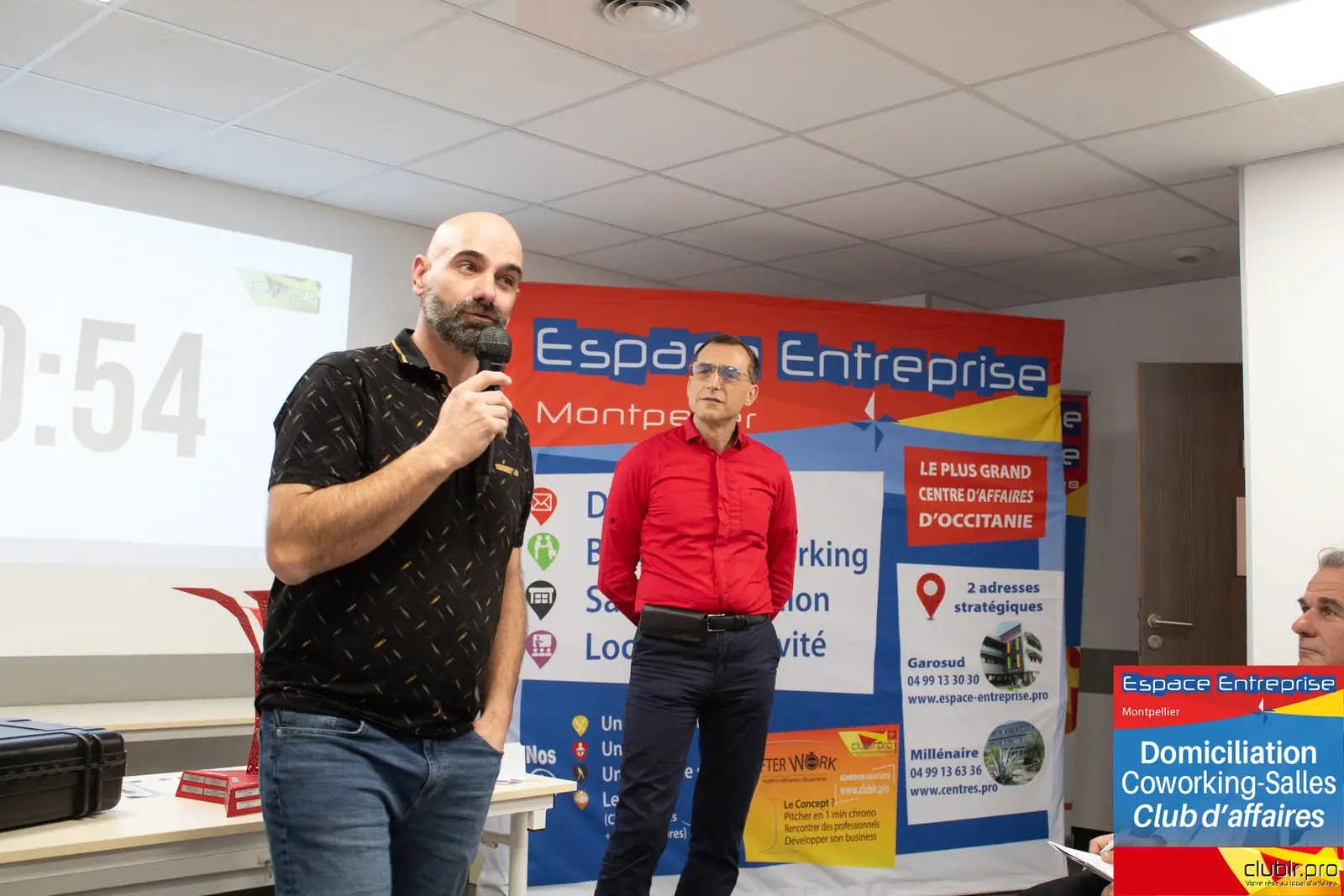 Afterwork Pitch Elevator Club LR janvier 2025 à Montpellier : pitcheur au micro devant les participants