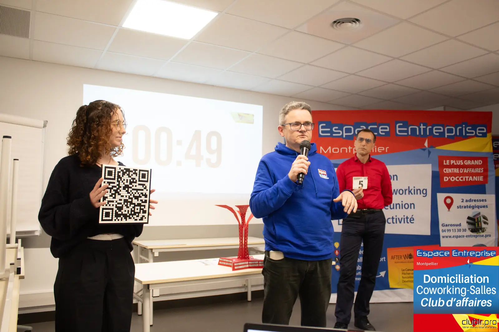 Afterwork Pitch Elevator Club LR janvier 2025 à Montpellier : pitcheur au micro devant les participants