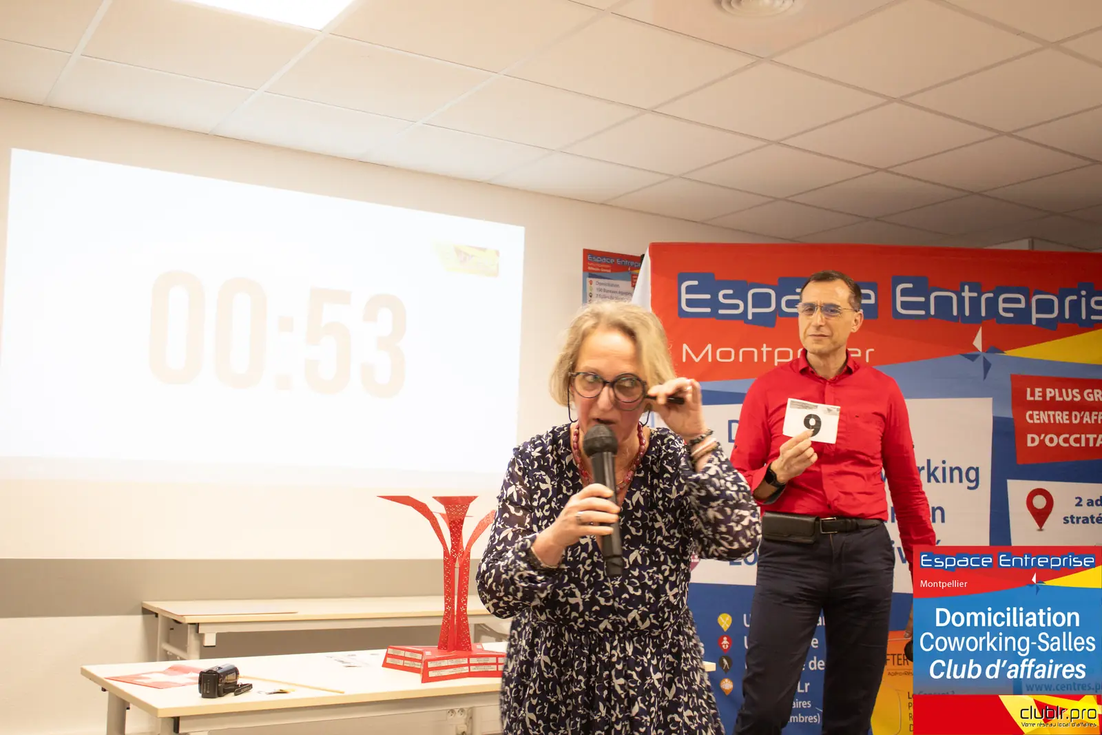 Afterwork Pitch Elevator Club LR janvier 2025 à Montpellier : pitcheur au micro devant les participants