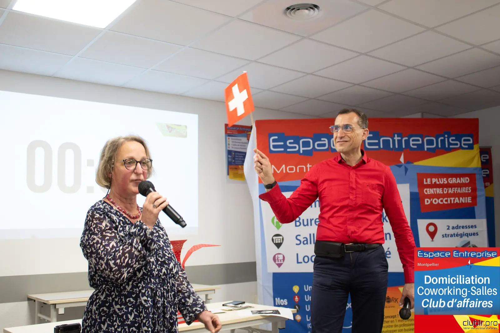 Afterwork Pitch Elevator Club LR janvier 2025 à Montpellier : pitcheur au micro devant les participants