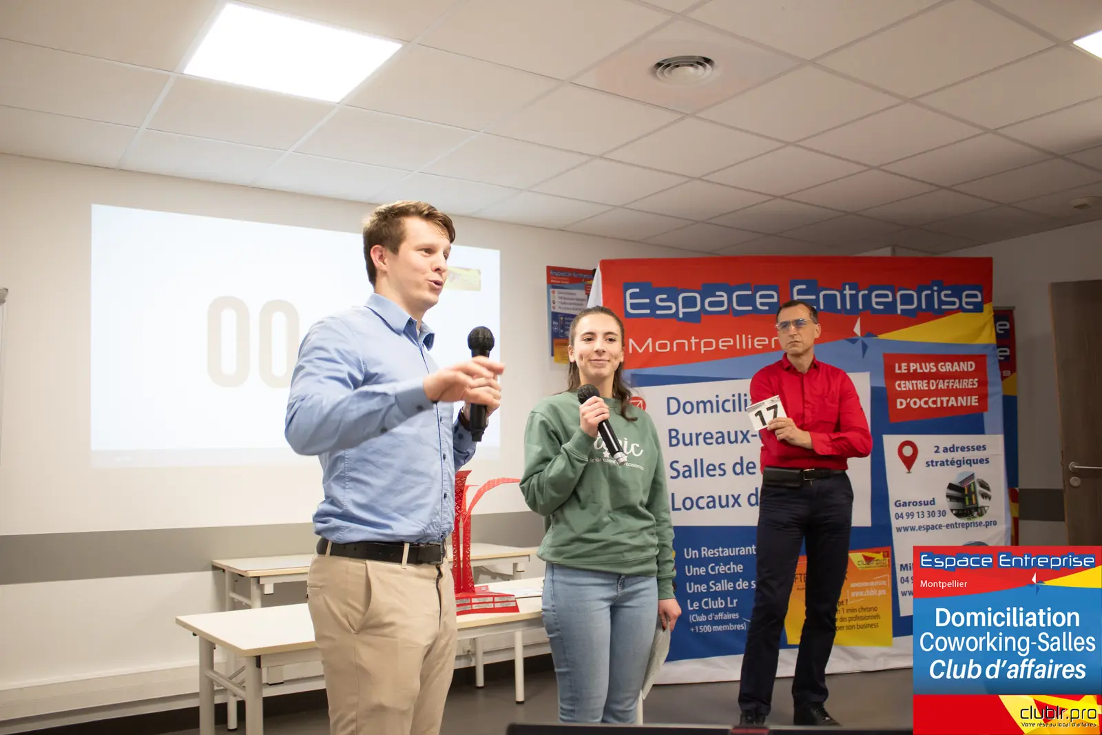 Afterwork Pitch Elevator Club LR janvier 2025 à Montpellier : entrepreneur au micro avec l'animateur pendant son pitch