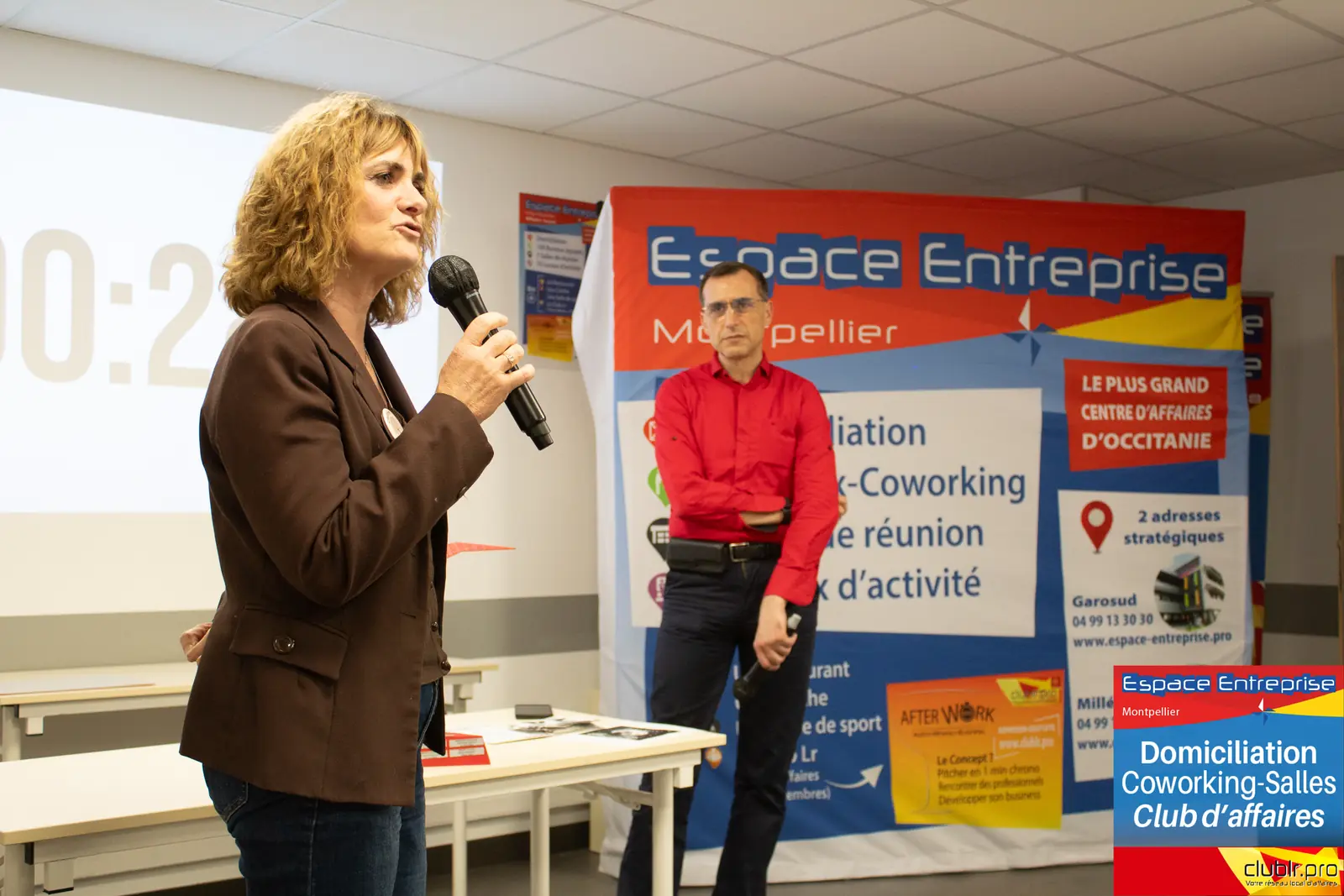 Afterwork Pitch Elevator Club LR janvier 2025 à Montpellier : pitcheur au micro devant les participants