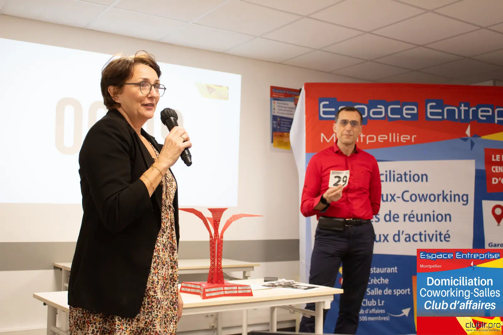 Afterwork Pitch Elevator Club LR janvier 2025 à Montpellier : pitcheur au micro devant les participants