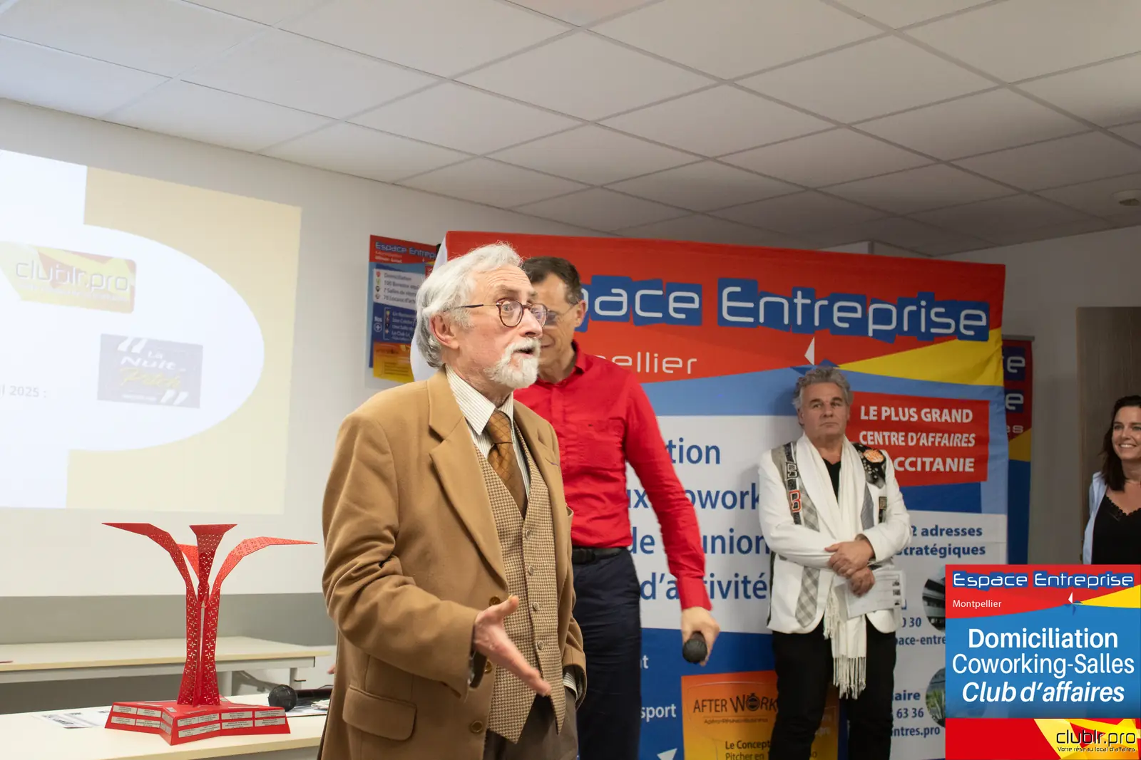Afterwork Pitch Elevator Club LR janvier 2025 à Montpellier : pitcheur au micro devant les participants