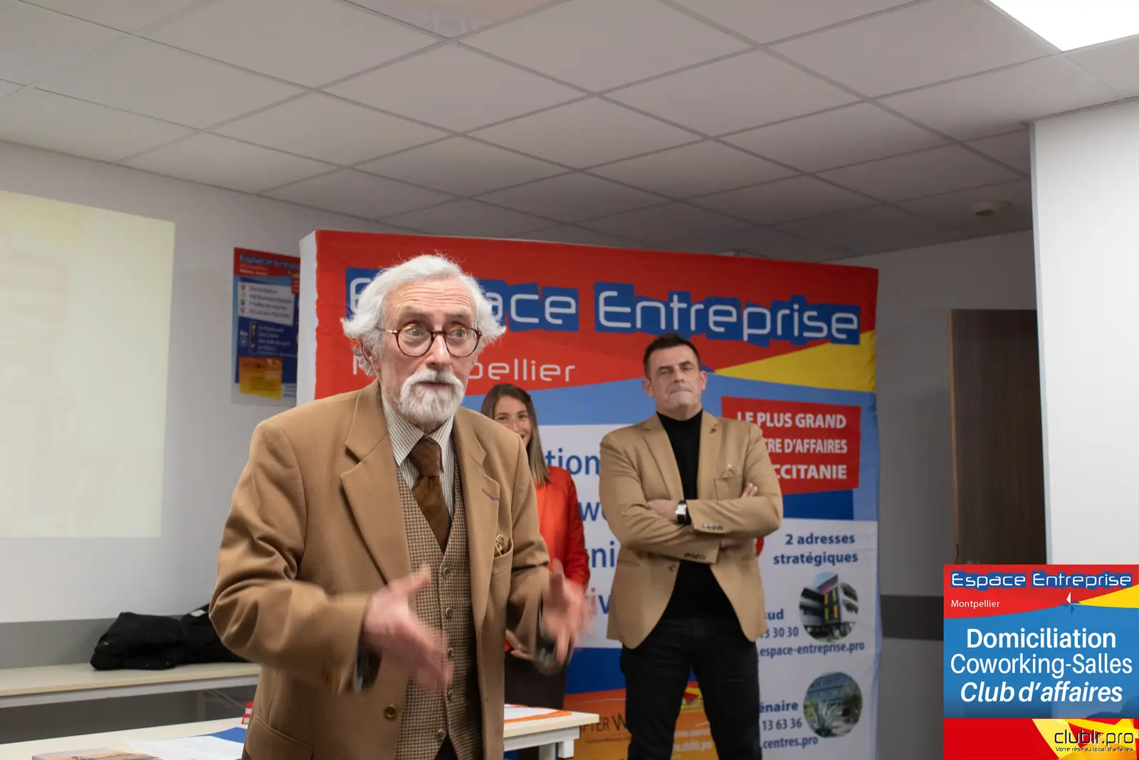 Afterwork Pitch Elevator Club LR février 2025 à Montpellier : pitcheur au micro devant les participants