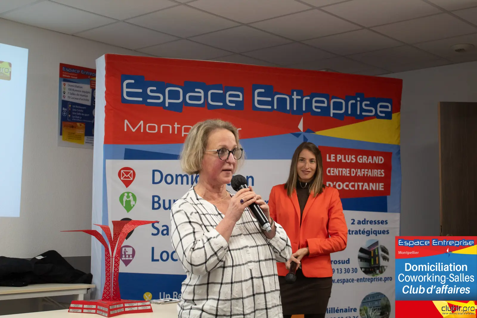 Afterwork Pitch Elevator Club LR février 2025 à Montpellier : pitcheur au micro devant les participants