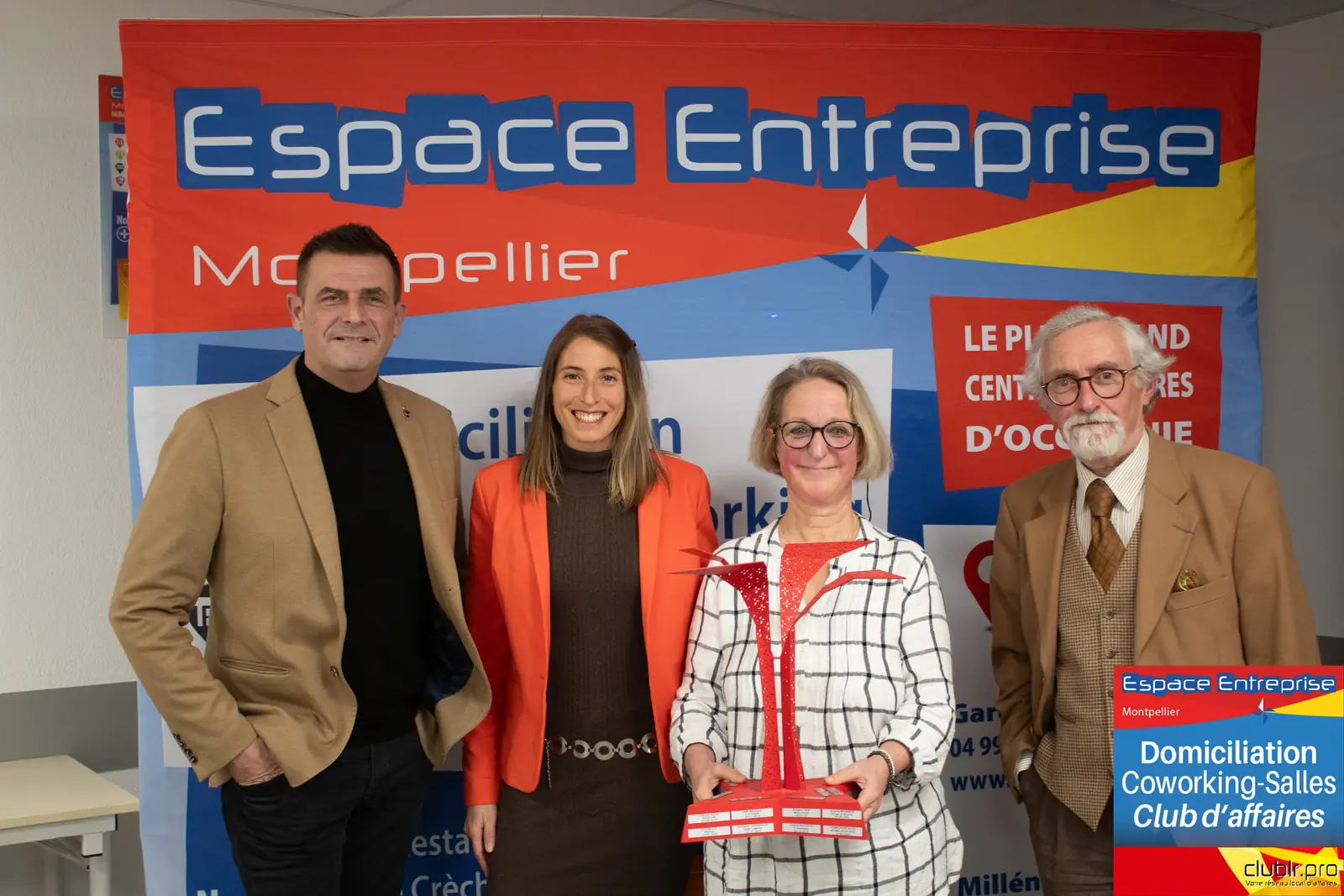 Afterwork Pitch Elevator Club LR février 2025 à Montpellier : remise du trophée du pitch de la soirée