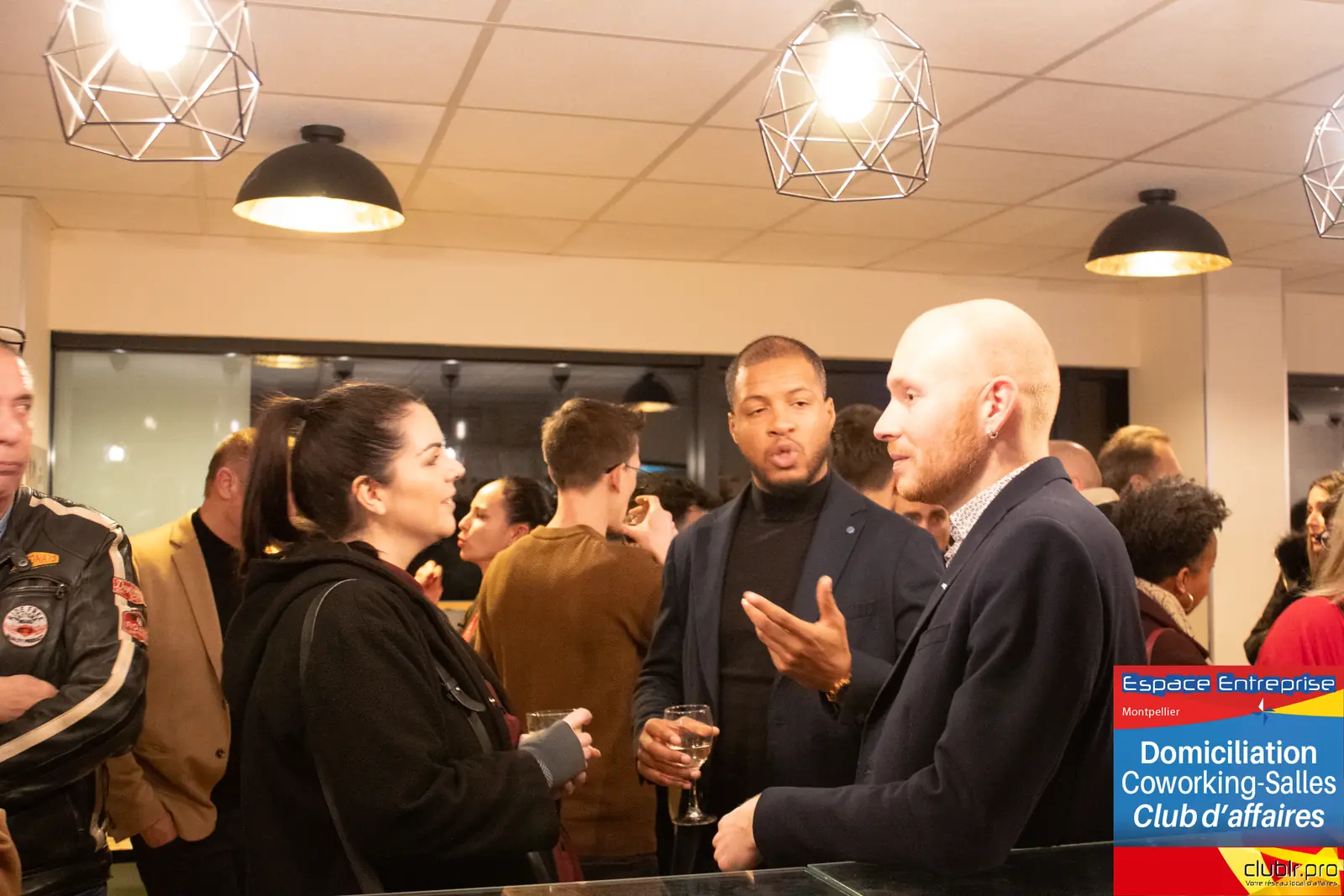 Afterwork Pitch Elevator Club LR février 2025 à Montpellier : moment de networking entre les participants