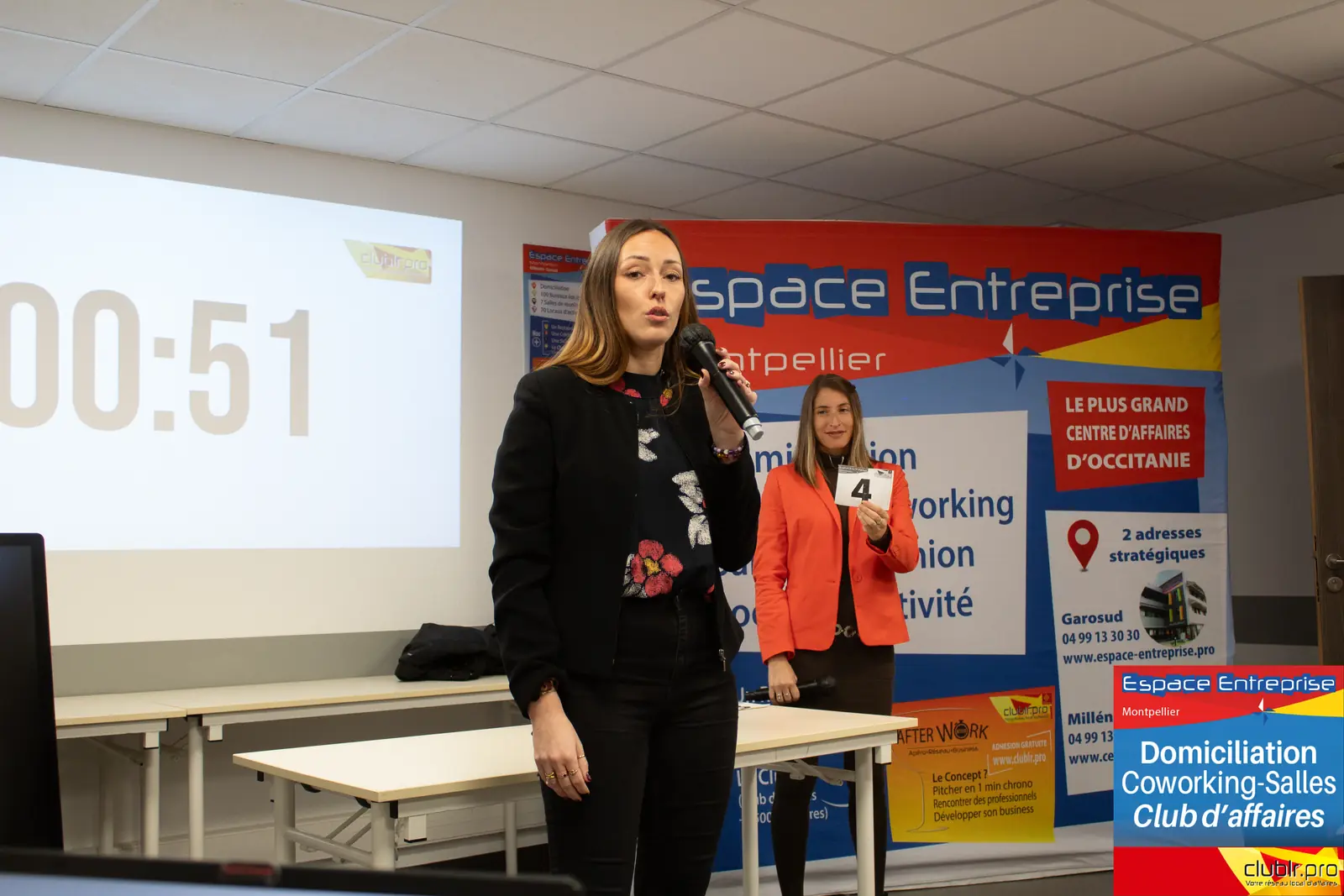 Afterwork Pitch Elevator Club LR février 2025 à Montpellier : pitcheur au micro devant les participants