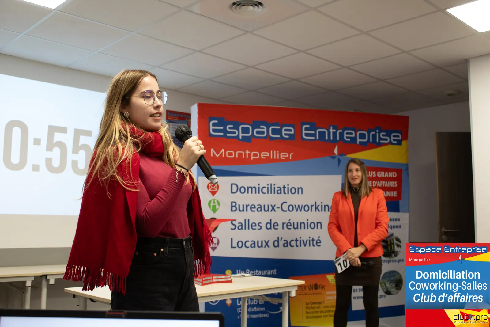 Afterwork Pitch Elevator Club LR février 2025 à Montpellier : pitcheur au micro devant les participants