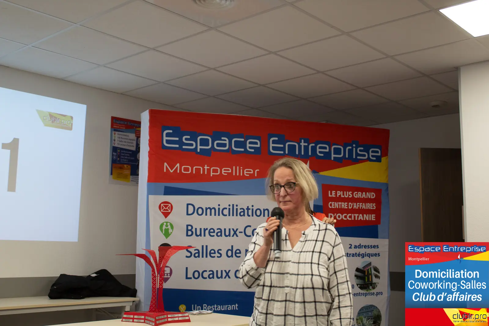 Afterwork Pitch Elevator Club LR février 2025 à Montpellier : pitcheur au micro devant les participants
