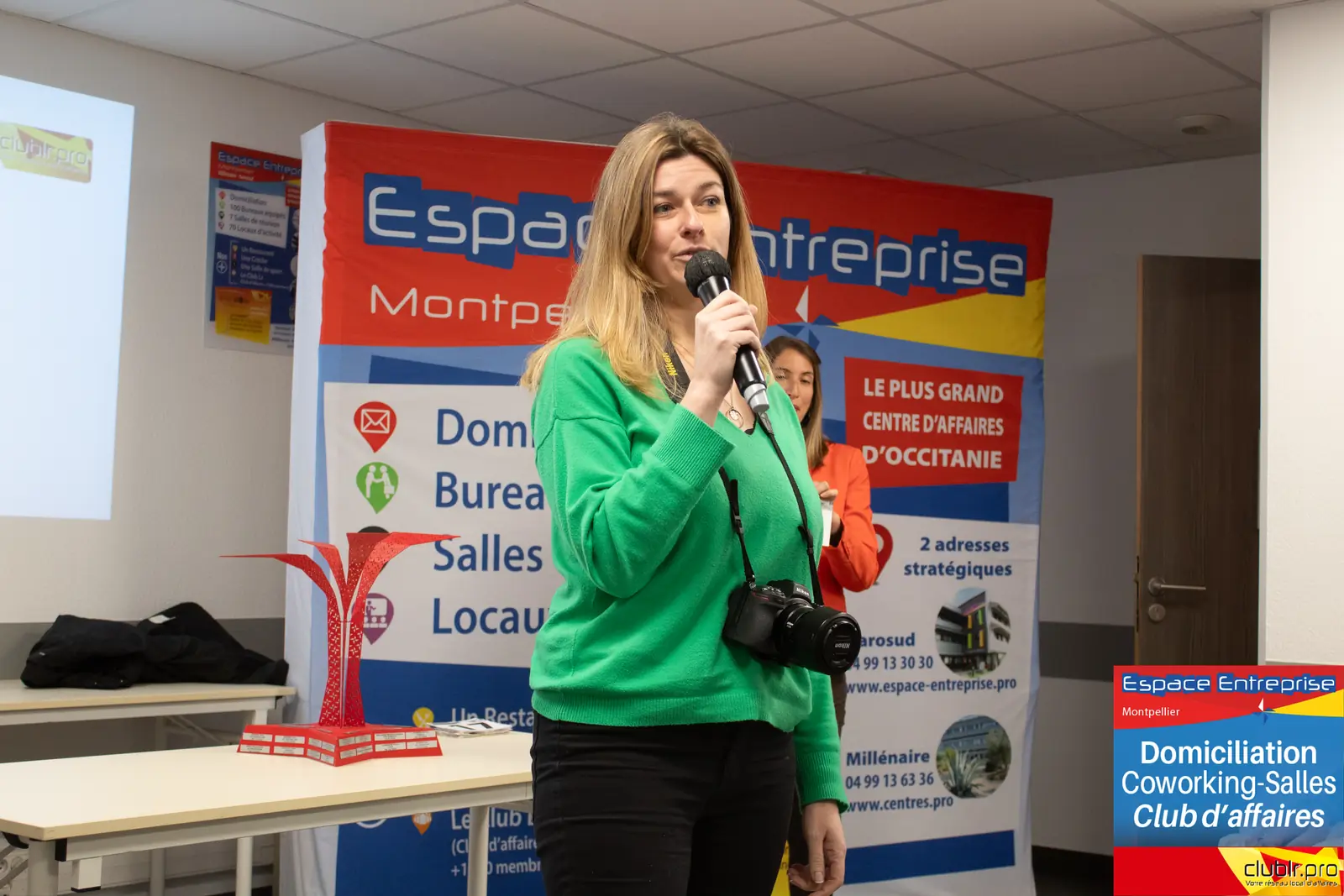 Afterwork Pitch Elevator Club LR février 2025 à Montpellier : pitcheur au micro devant les participants