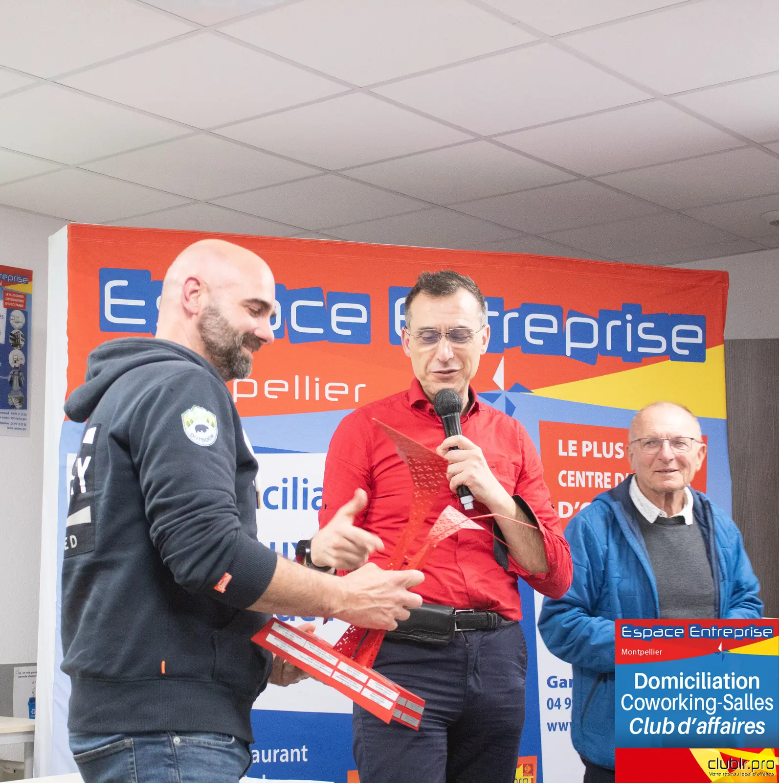 Afterwork Pitch Elevator Club LR mars 2025 à Montpellier : entrepreneur au micro avec l'animateur pendant son pitch