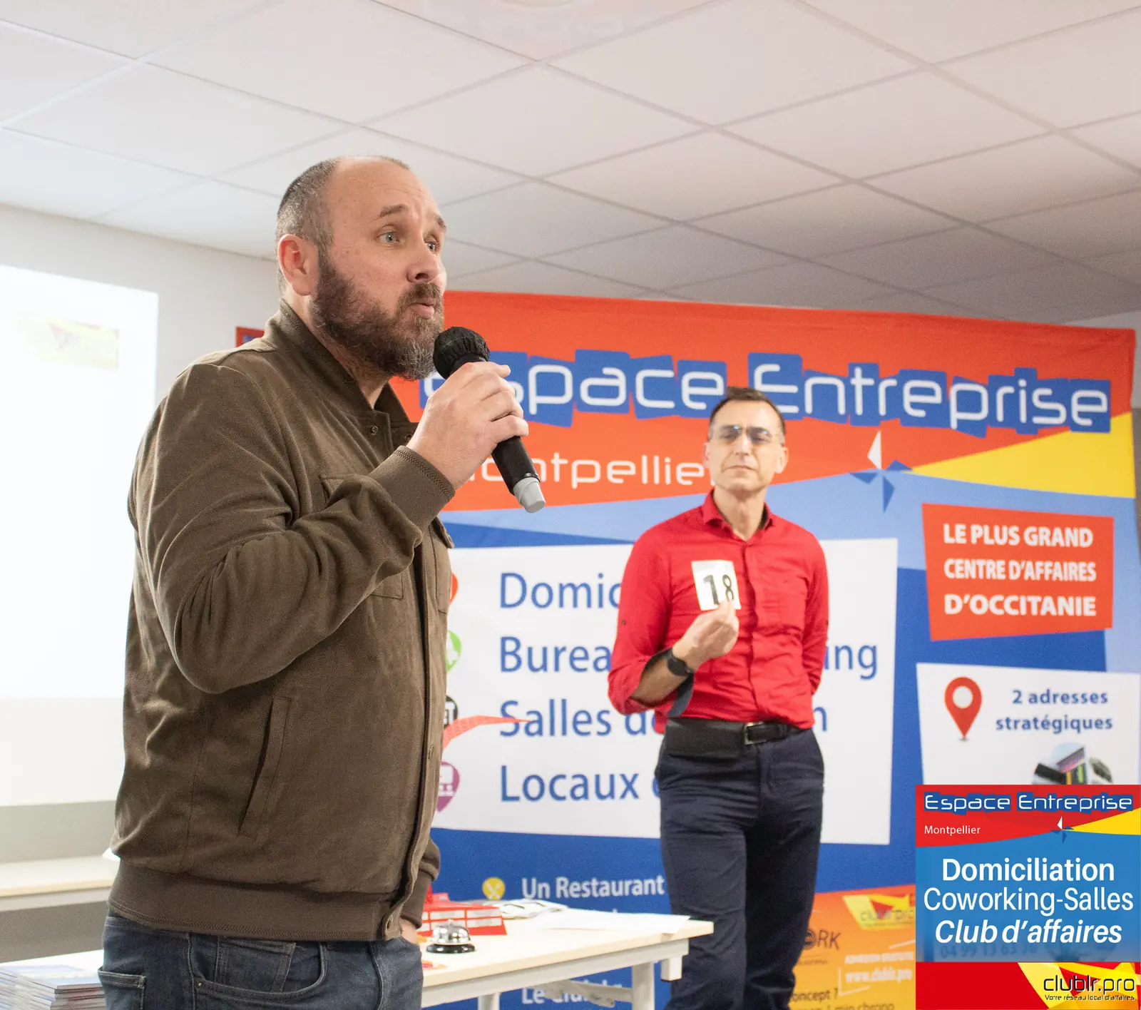 Afterwork Pitch Elevator Club LR mars 2025 à Montpellier : pitcheur au micro devant les participants