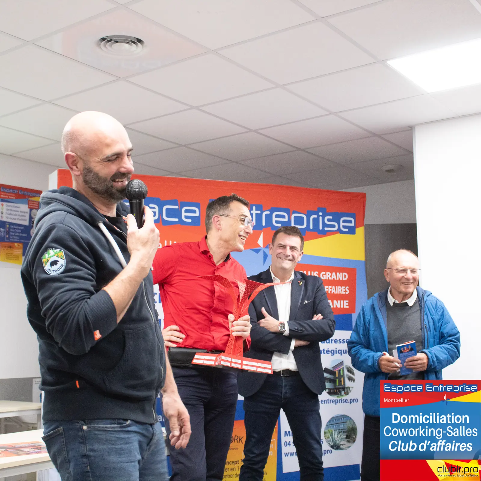 Afterwork Pitch Elevator Club LR mars 2025 à Montpellier : pitcheur au micro devant les participants
