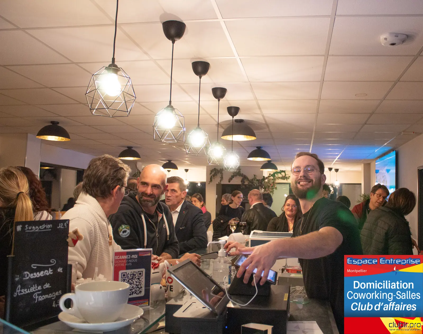 Afterwork Pitch Elevator Club LR mars 2025 à Montpellier : moment de networking entre les participants