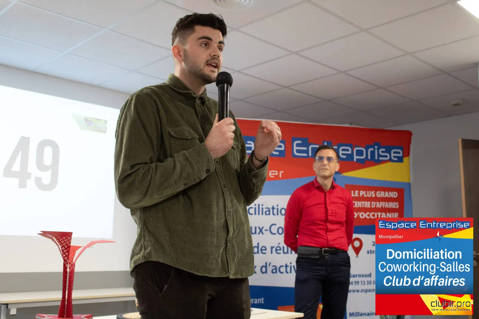 Afterwork Pitch Elevator Club LR avril 2025 à Montpellier : pitcheur au micro devant les participants