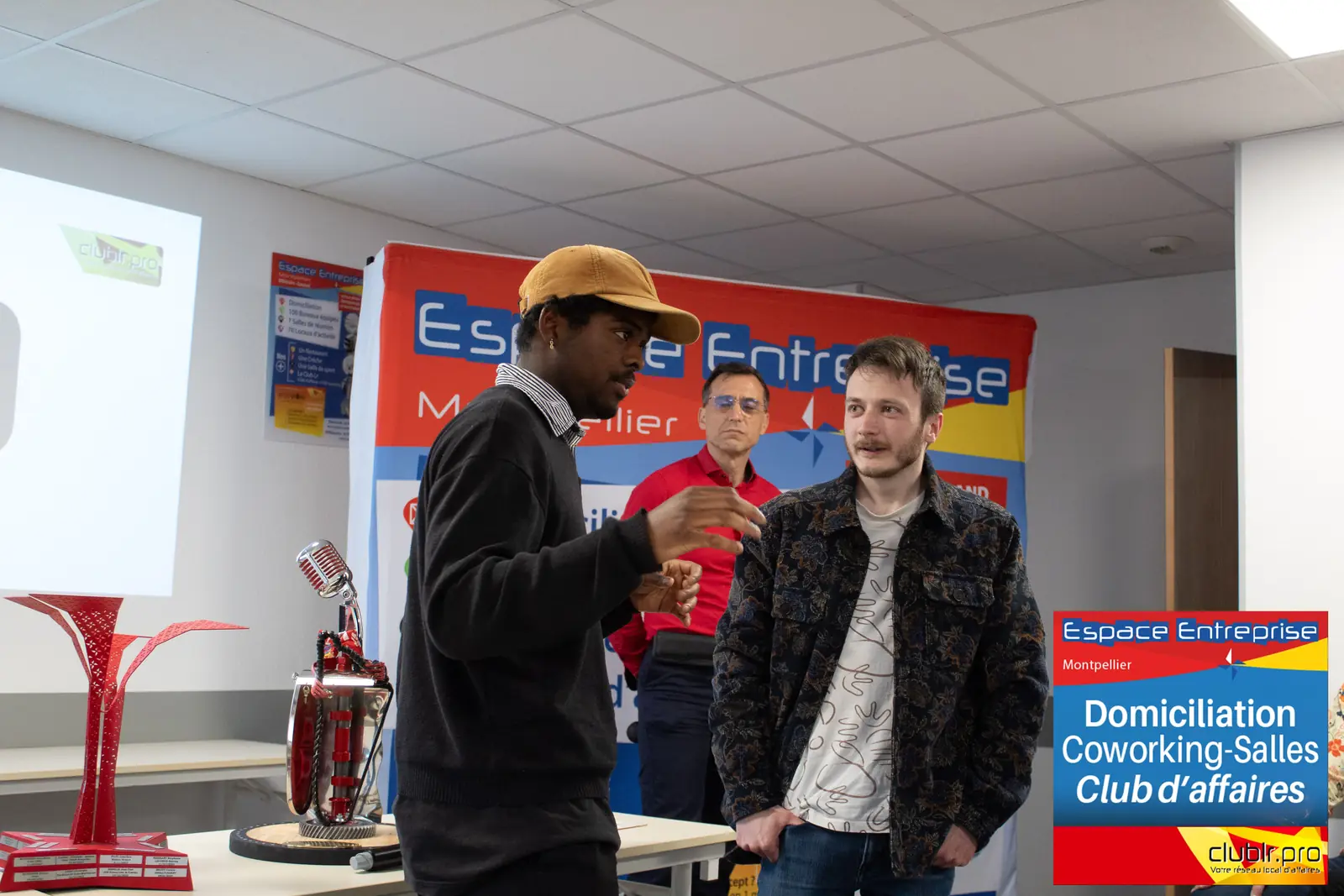 Afterwork Pitch Elevator Club LR avril 2025 à Montpellier : pitcheur au micro devant les participants