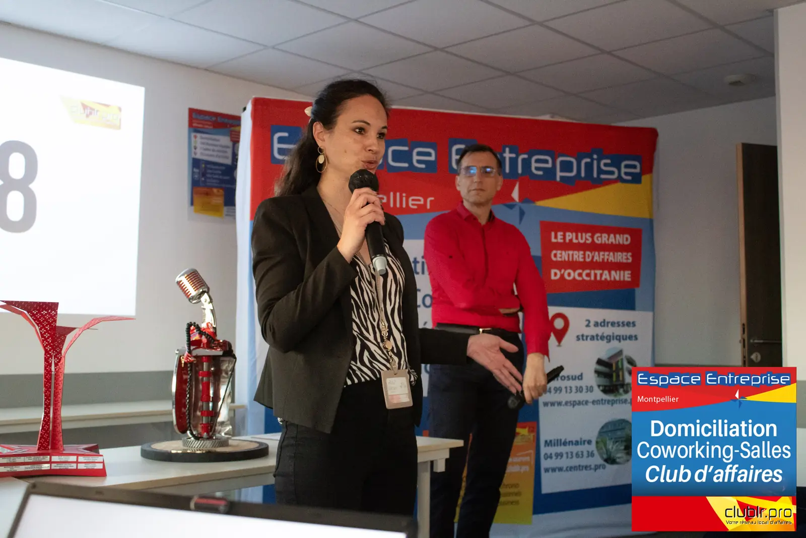 Afterwork Pitch Elevator Club LR avril 2025 à Montpellier : pitcheur au micro devant les participants