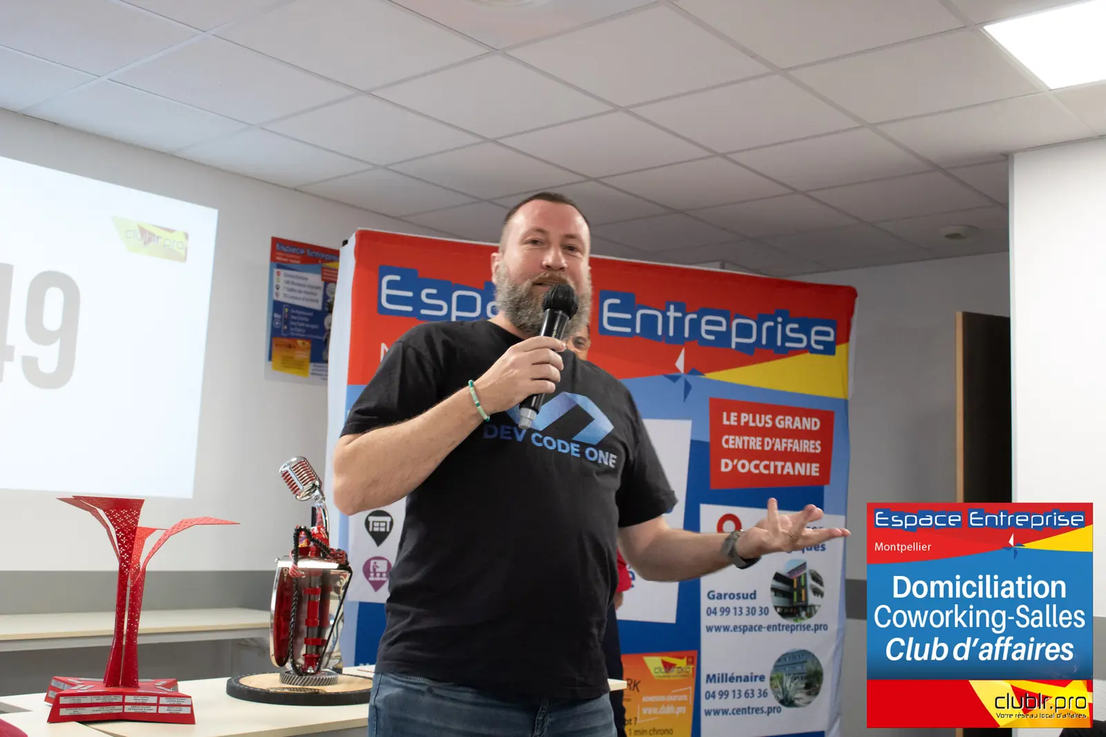 Afterwork Pitch Elevator Club LR avril 2025 à Montpellier : pitcheur au micro devant les participants